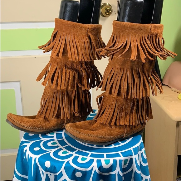 Minnetonka moccasins 3 row fringe boots size 7 - Picture 3 of 6